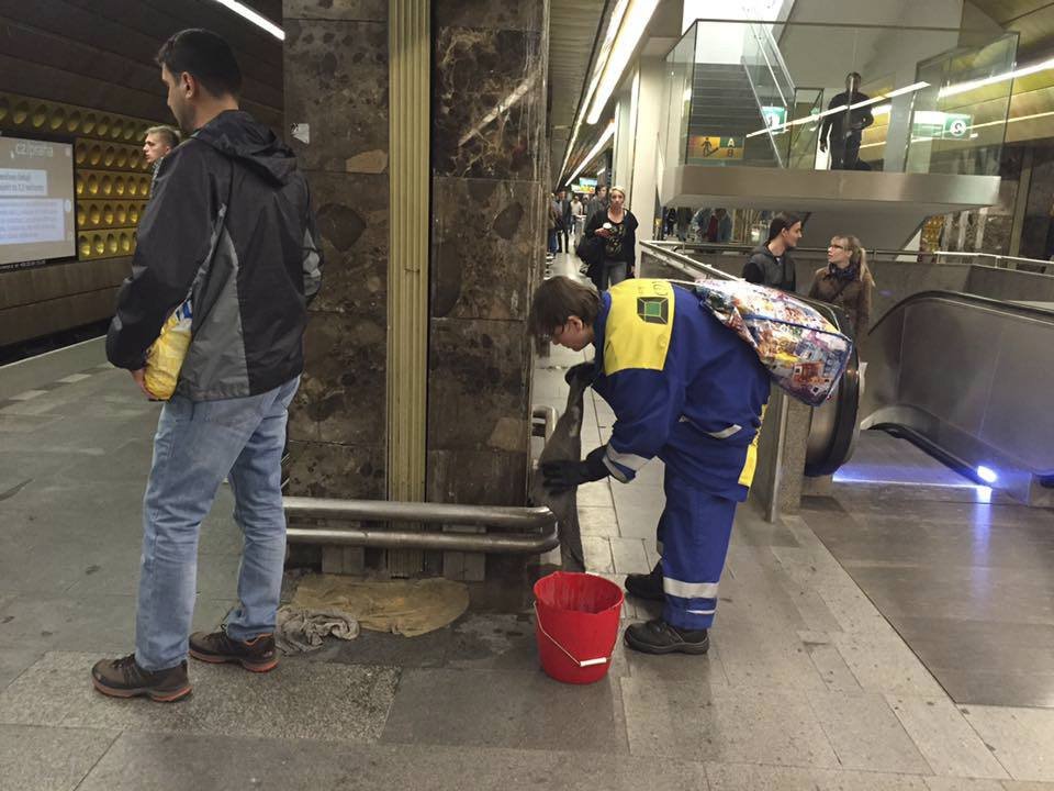 Ve stanici metra A Můstek zatéká voda. Dopravní podnik čeká na opravu