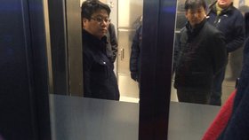 Nový výtah na Můstku cestující občas překvapí. Když chtějí vystoupit nebo nastoupit, někdy se stane, že neotevře dveře.