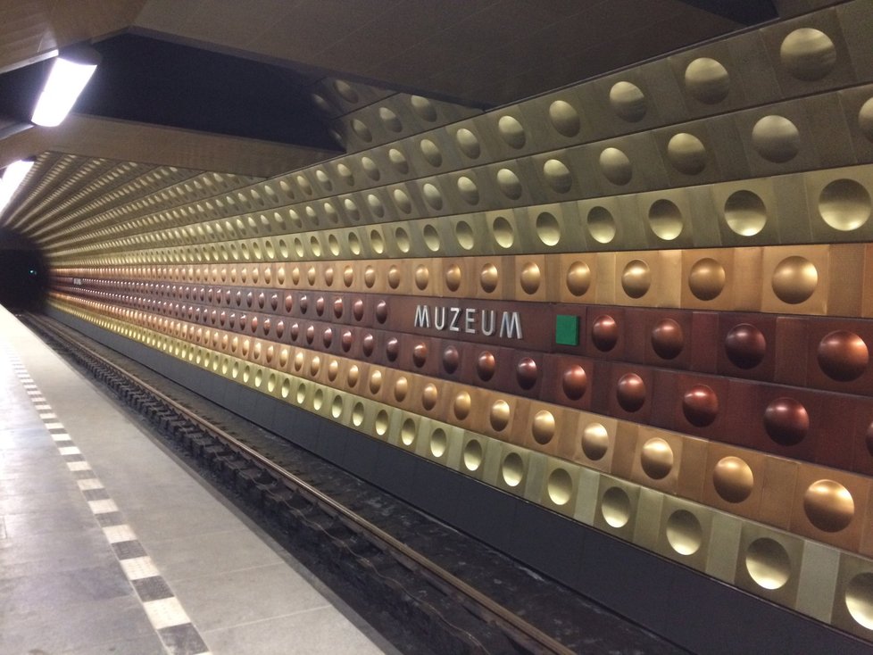 Jedna část nástupiště metra A Muzea je jako nová.