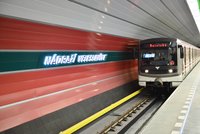 V novém metru chybí eskalátor: Kufry cestujících na letiště bude tahat nosič