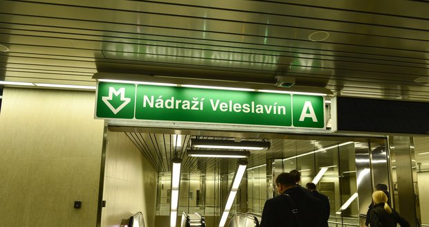 Ve stanici Nádraží Veleslavín chybí eskalátory vedoucí k autobusové zastávce, od níž odjíždí spoj na letiště