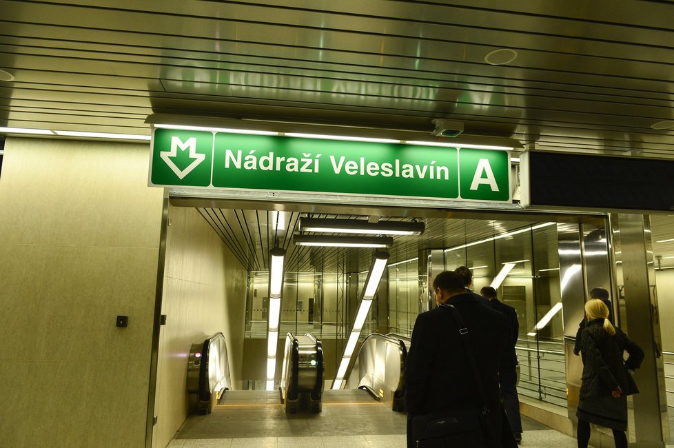 Ve stanici Nádraží Veleslavín chybí eskalátory vedoucí k autobusové zastávce, od níž odjíždí spoj na letiště.