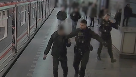 Útočník v metru mlátil do lidí hlava nehlava! Sprostě jim nadával, policie hledá poškozené