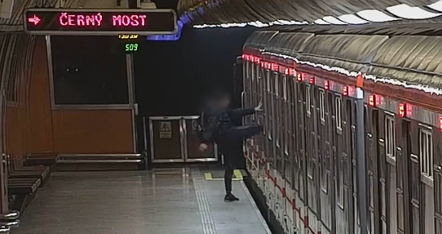 Agresor napadal lidi v metru.