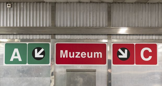 Stanice metra Muzeum.