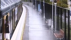 Děsivé video: Malé dítě spadne pod metro těsně před jeho odjezdem!