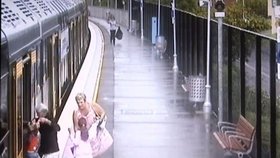 Děsivé video: Malé dítě spadne pod metro těsně před jeho odjezdem!