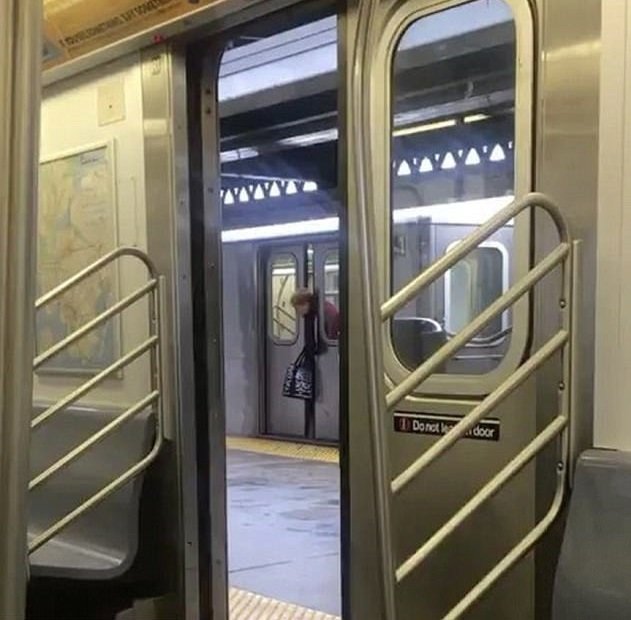 Ženě zaklíněné v metru nikdo nepomohl.