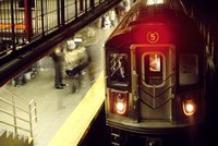 Mumlající spolucestující strčila muže pod vlak: Druhá oběť v New Yorku během prosince