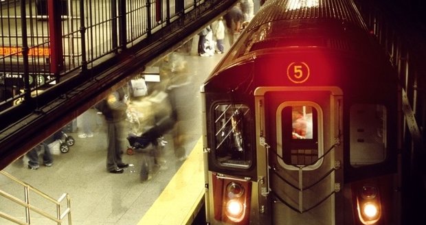 Mumlající žena strčila cestujícího v New Yorku pod vlak metra (Ilustační foto)