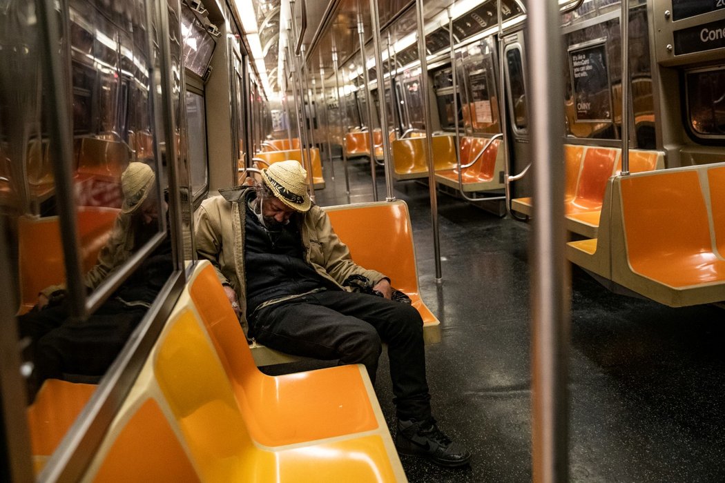 Metro v New Yorku v časech koronaviru (6. května 2020)