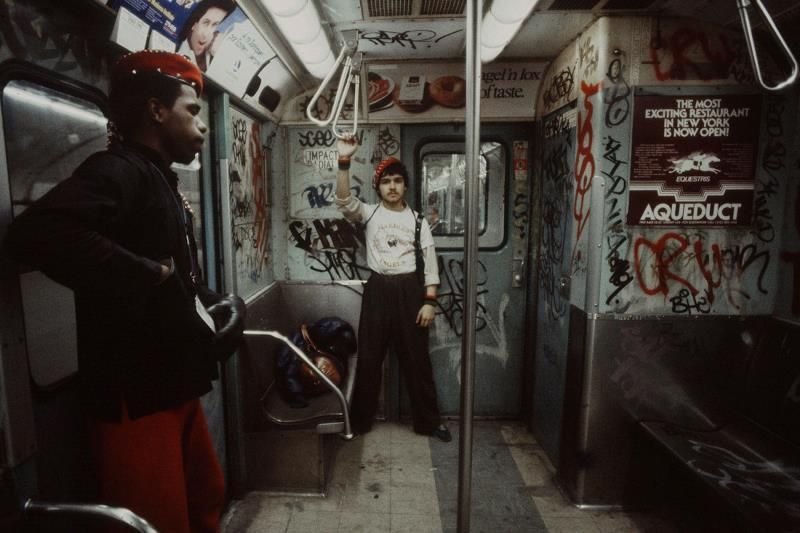 V současnosti je metro v New Yorku k poměrně bezpečným a klidným místům. Ovšem v 80. letech naopak patřilo k nejnebezpečnějším místům na celém světě, ovládala ho kriminalita a drogy.