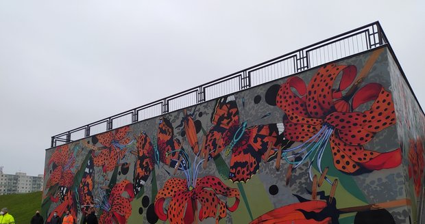 Nový mural art Ondřeje Vyhnánka vznikl na objektu technického zázemí stanice metra Opatov.