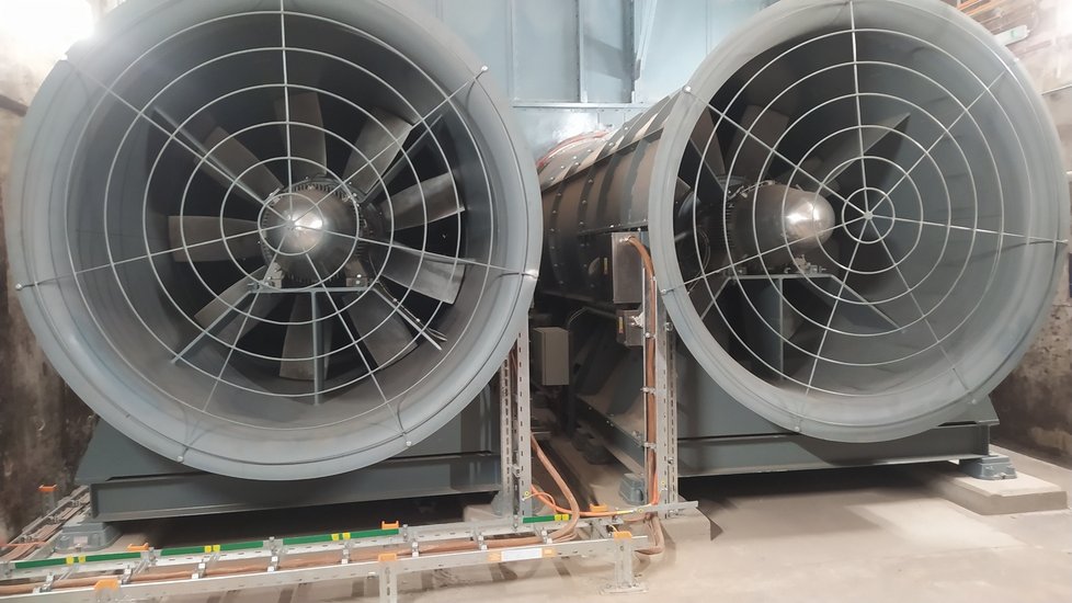 Dva velkokapacitní ventilátory, které pomáhají udržovat cirkulaci vzduchu ve stanici. Měnily se letos v létě. 