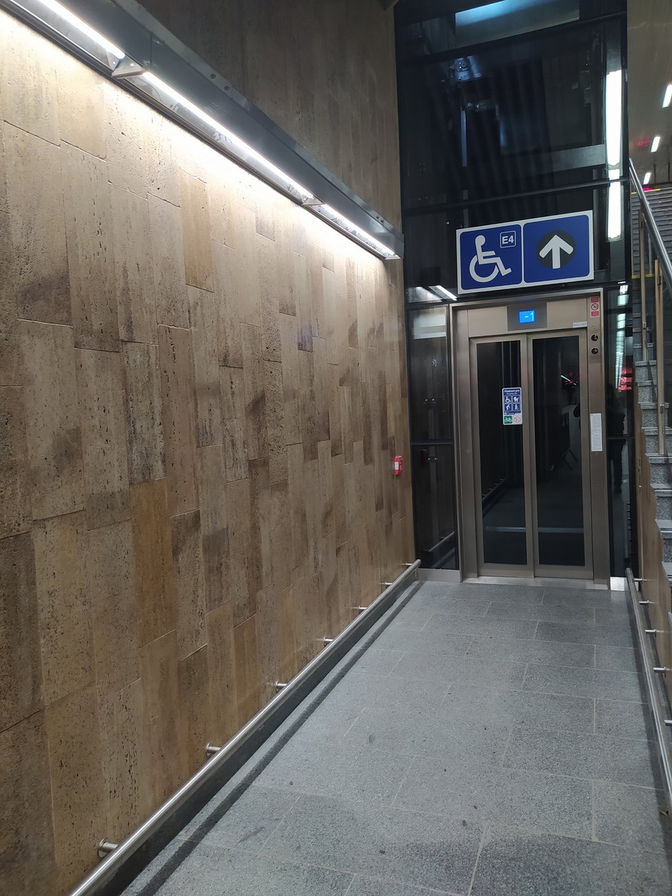 Výtah, který cestující sveze z nástupiště do vestibulu. 