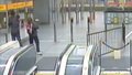 Opilec rozbil kukaň ve vestibulu metra