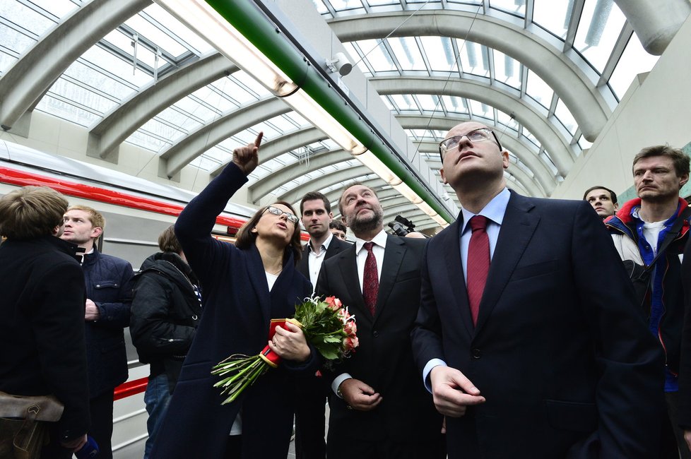 Otevření nového metra A: Krnáčovou něco zaujalo a ukazuje to Bohuslavu Sobotkovi