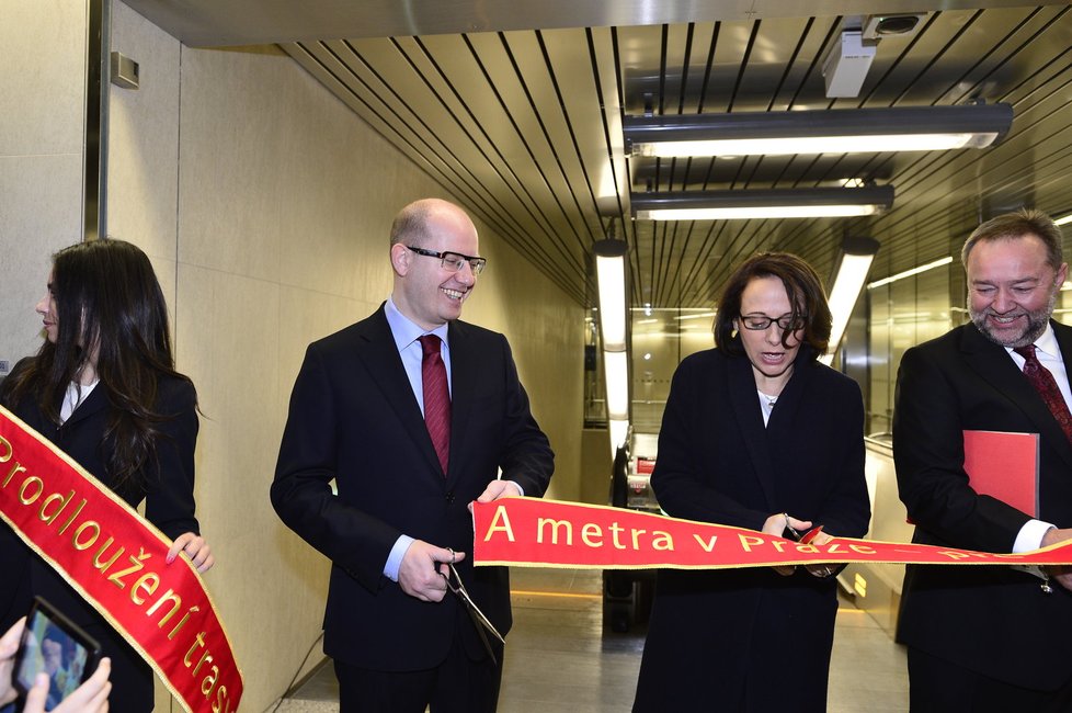 Otevření nového metra A: Premiér Bohuslav Sobotka se směje, jak primátorka Adriana Krnáčová přestřihuje pásku.