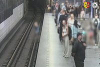 První školní den pro chlapce (7) málem skončil tragicky: Koukal do mobilu a spadl do kolejí metra!