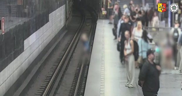 První školní den pro chlapce (7) málem skončil tragicky: Koukal do mobilu a spadl do kolejí metra!