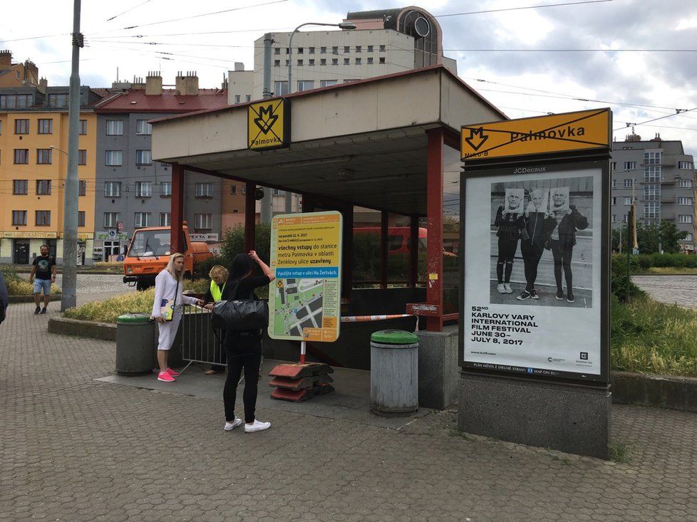 Vstupy do metra na Palmovce DPP nechal zatarasit, a to kvůli výstavbě bezbariérového přístupu.