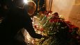 Putin uctil oběti útoku v metru, květiny přinesly stovky Rusů
