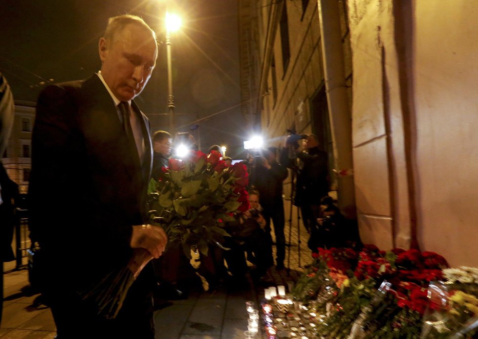 Putin uctil oběti útoku v metru, květiny přinesly stovky Rusů.
