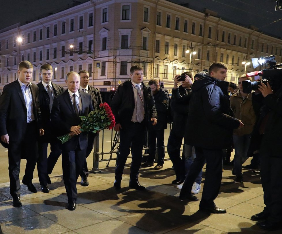 Putin uctil oběti útoku v metru, květiny přinesly stovky Rusů.