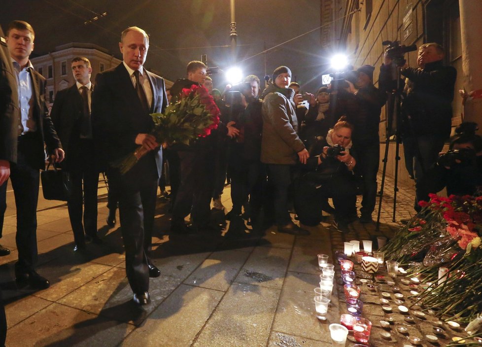 Putin uctil oběti útoku v metru, květiny přinesly stovky Rusů.