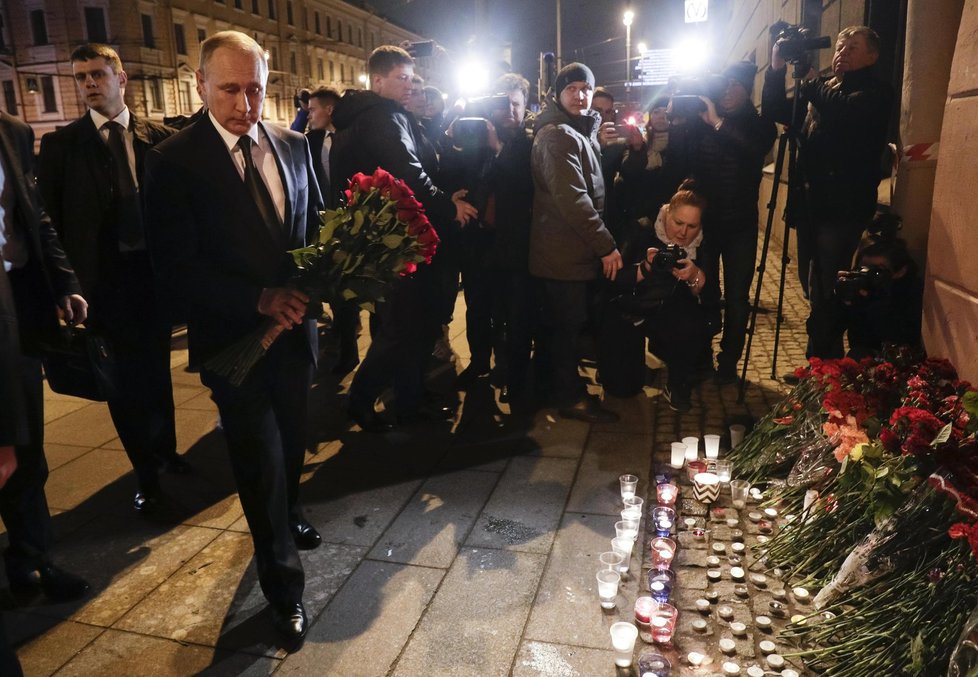 Putin uctil oběti útoku v metru, květiny přinesly stovky Rusů