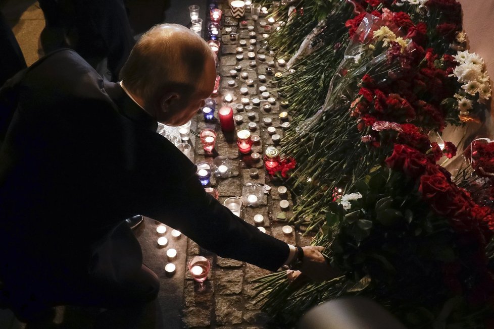 Putin uctil oběti útoku v metru, květiny přinesly stovky Rusů.