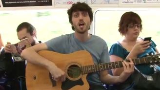 Britský písničkář nasoukal názvy všech stanic londýnského metra do jedné skladby