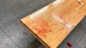 Ve stanici metra Můstek pobodala při konfliktu žena muže.