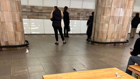 Ve stanici metra Můstek pobodala při konfliktu žena muže.