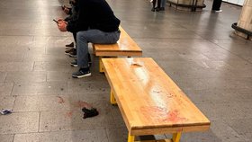 Ve stanici metra Můstek pobodala při konfliktu žena muže.
