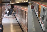 VIDEO: Muž v metru pobodal druhého a ukousl mu kus ucha! Lidé radši přestoupili, policie hledá svědky