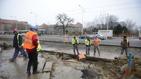 Dělníci kopali na místě, kde vedlo vodovodní potrubí. V jejich dokumentaci prý nebylo