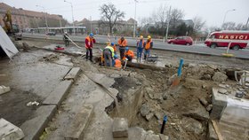 Dělníci urazili hydrant, ze kterého se začala valit voda. Podle firmy o něm nebyl záznam v dokumentaci