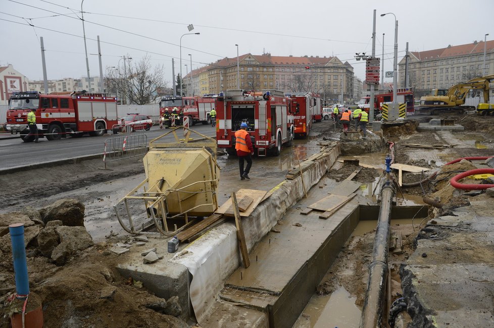 Dělníci prý neměli tušení, že v místě vede vodovodní potrubí