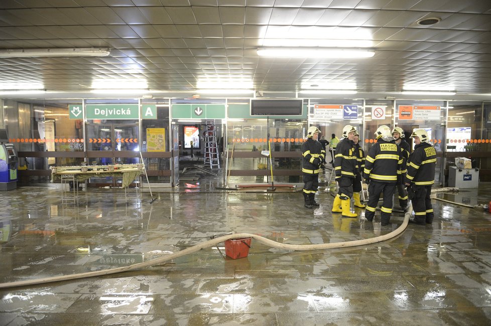 Hasiči několik hodin odčerpávali vodu, která do metra vnikla z utrženého hydrantu