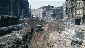 1967 - Praha jako jedno velké staveniště. Takhle to vypadalo u Národního muzea v roce 1967. Byla to doba, kdy se poprvé rozhořely názorové spory o to, zda v pražském podzemí bude jezdit podpovrchová tramvaj, nebo metro.