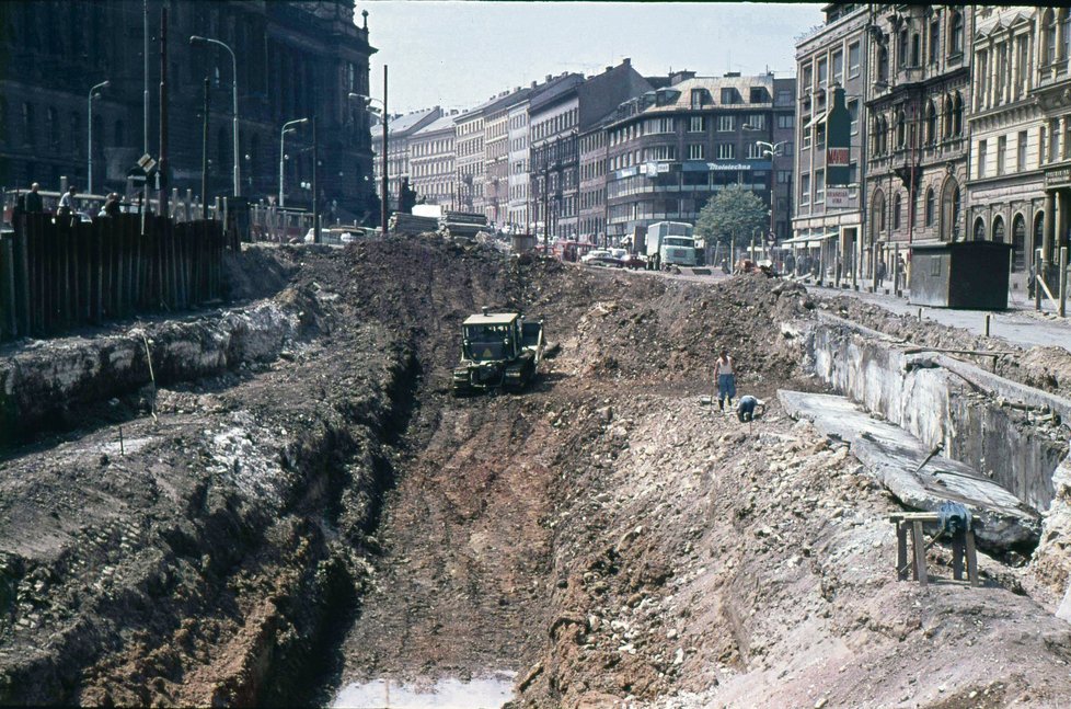 1967 - Praha jako jedno velké staveniště. Takhle to vypadalo u Národního muzea v roce 1967. Byla to doba, kdy se poprvé rozhořely názorové spory o to, zda v pražském podzemí bude jezdit podpovrchová tramvaj, nebo metro.