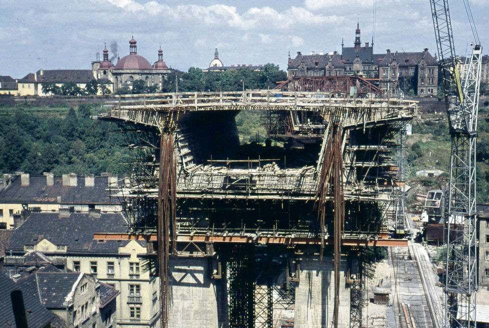 1968 - V roce 1968 bylo nutné vybudovat gigantický Nuselský most, jehož útrobami měla vést trasa metra a na povrchu měla jezdit auta. Na snímku je rozestavěný třetí pilíř.