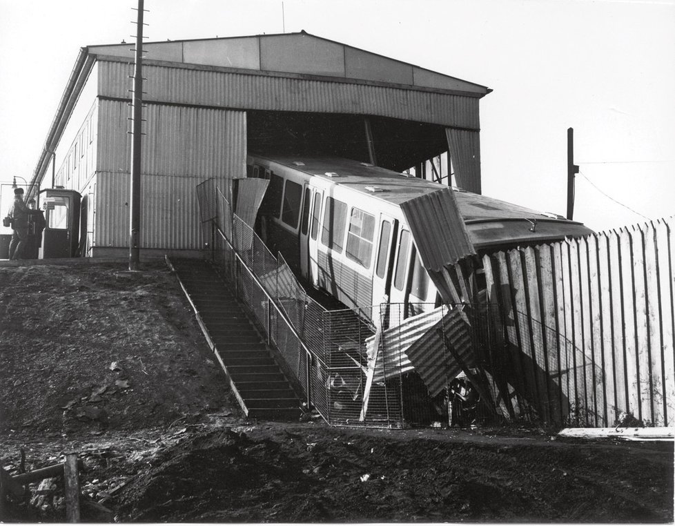 1972 - Při testování v roce 1972 došlo na trati k havárii, po které byly zastaveny zkušební jízdy i další vývoj českých prototypů vozů metra. Nakonec se odsouhlasily vozy ze Sovětského svazu.