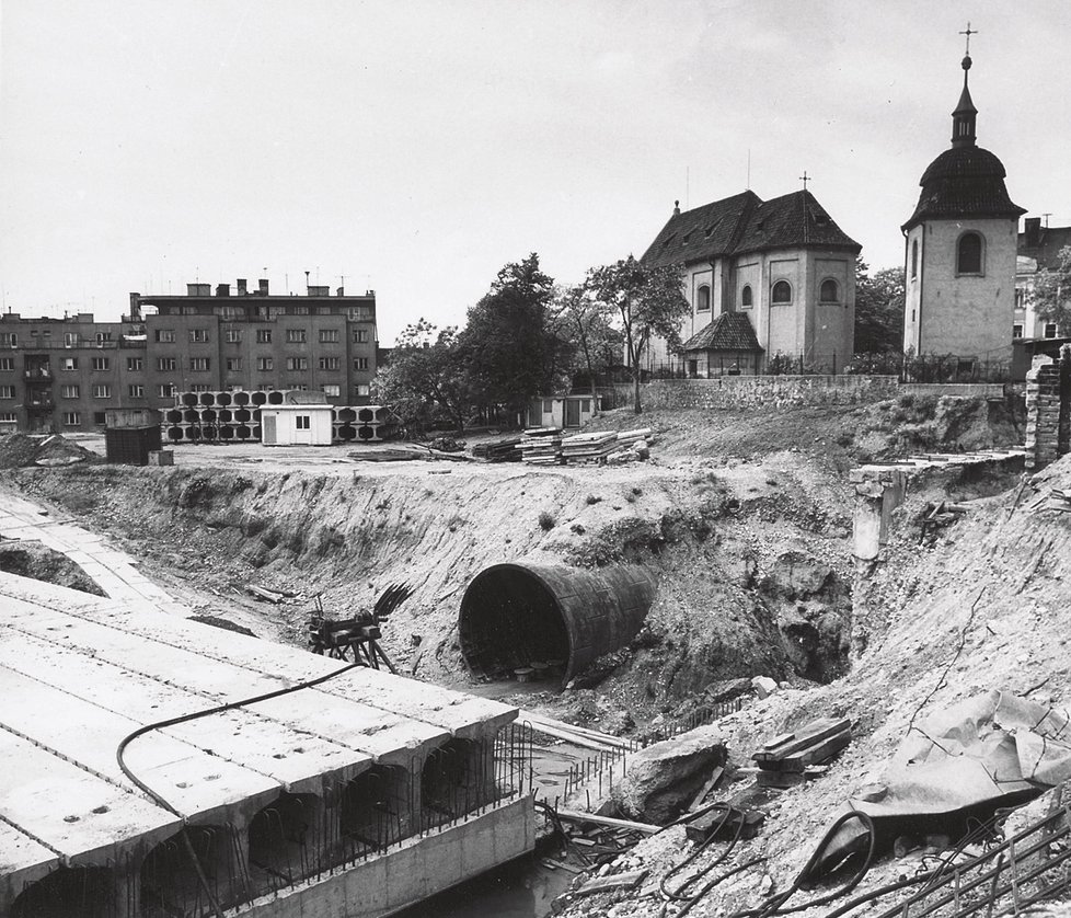 1971 - První ražený tunel se budoval na začátku 70. let u kostela sv. Pankráce, u dnešní stanice Pražského povstání