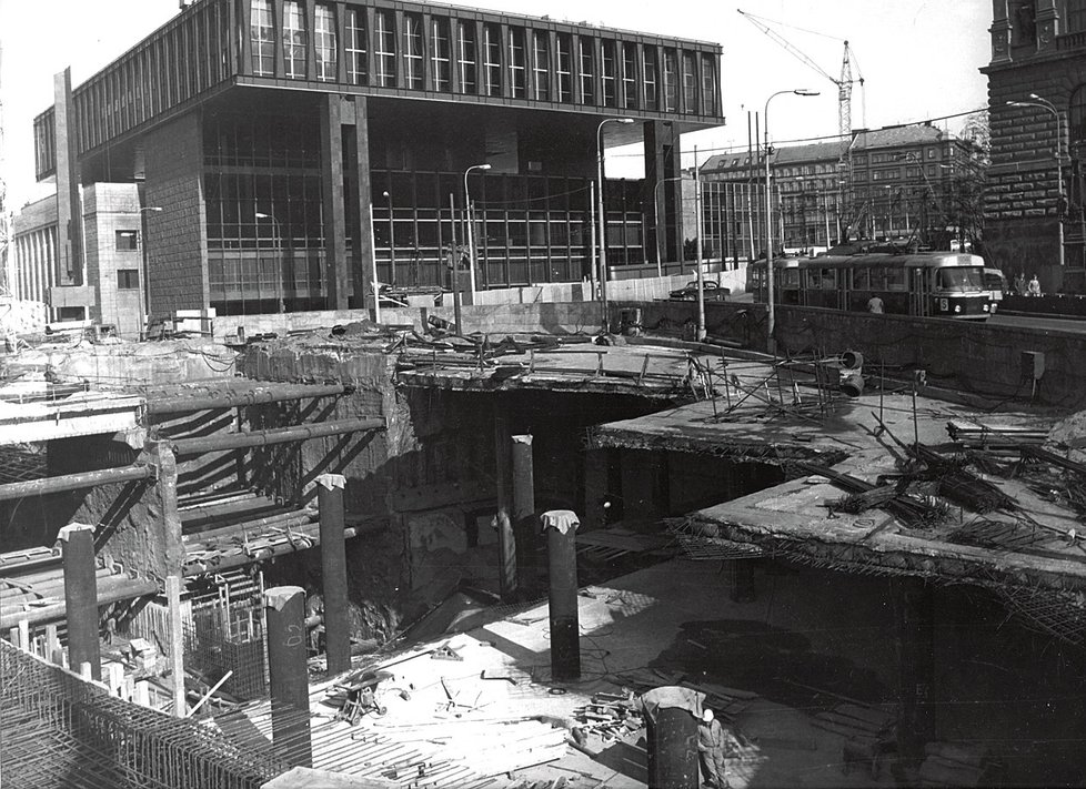1973 - Budova Národního shromáždění musela být přestavěna. Stavělo se tu více než deset let, poslední etapou byla severojižní magistrála v roce 1978.
