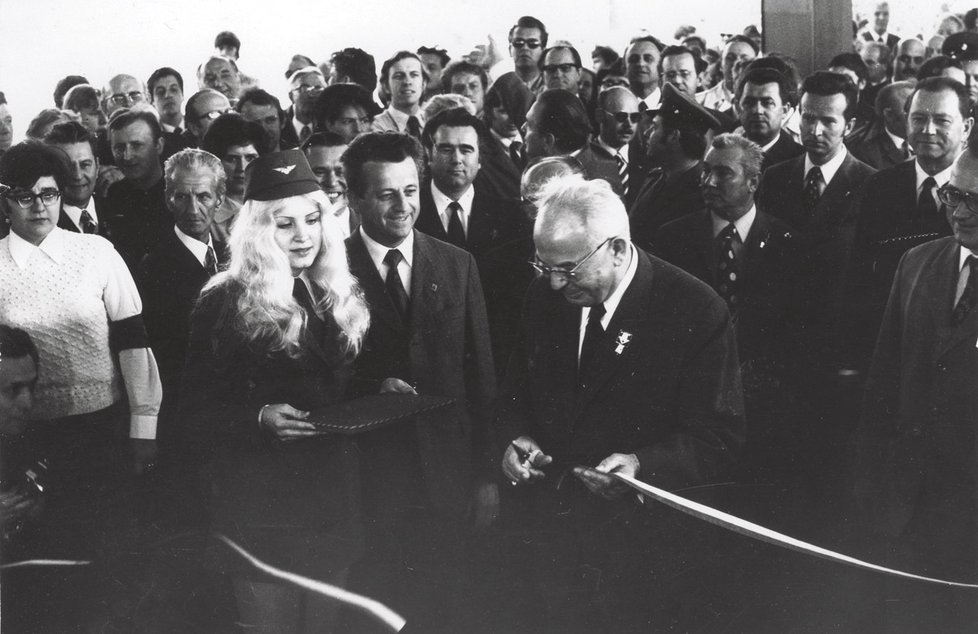 1974 - 9. května 1974 prezident Gustáv Husák zahájil provoz metra. Ten den se jím ale svezli pouze zvaní hosté. Pražané mohli do metra až o den později.