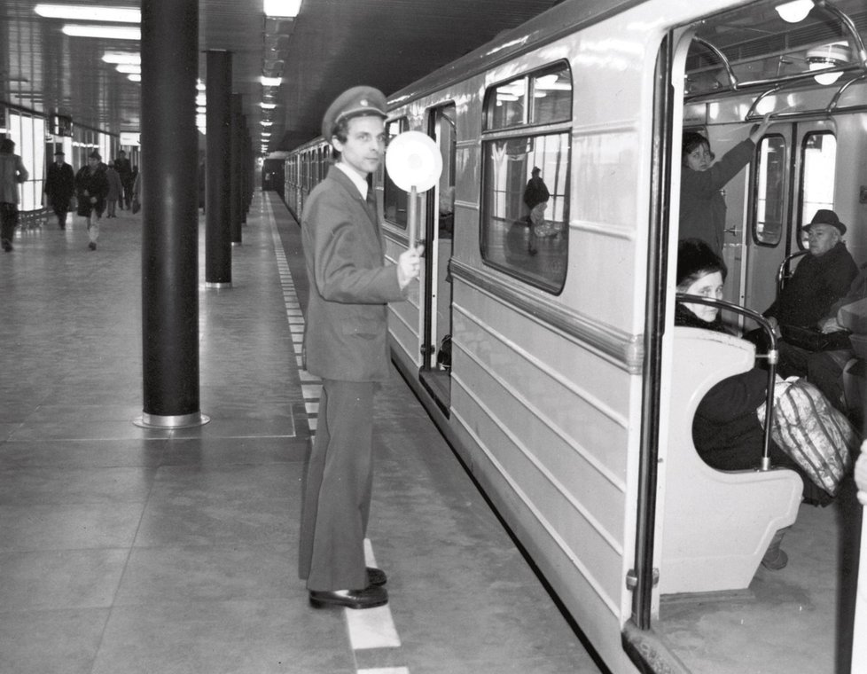 1974 - Několik let řídili dopravu ve stanicích dozorčí, kteří dávali strojvedoucím znamení »výpravkou«. Později je nahradila moderní technika.