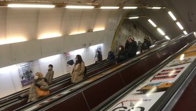 Pražské metro linka C, přestupní stanice Florenc: Obvykle v ranní špičce plné lidí, po zavedení omezení pohybu ale bylo kolem sedmé hodiny ranní výrazně volnější než je obvyklé. (22. 10. 2020)