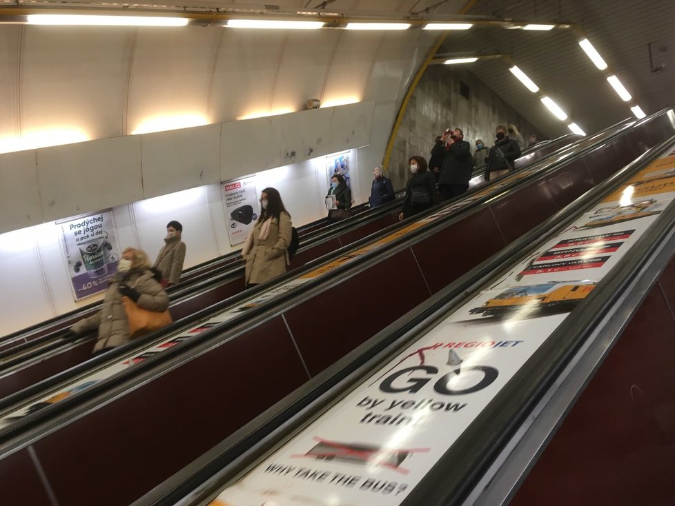 Pražské metro linka C, přestupní stanice Florenc: Obvykle v ranní špičce plné lidí, po zavedení omezení pohybu ale bylo kolem sedmé hodiny ranní výrazně volnější než je obvyklé. (22. 10. 2020).